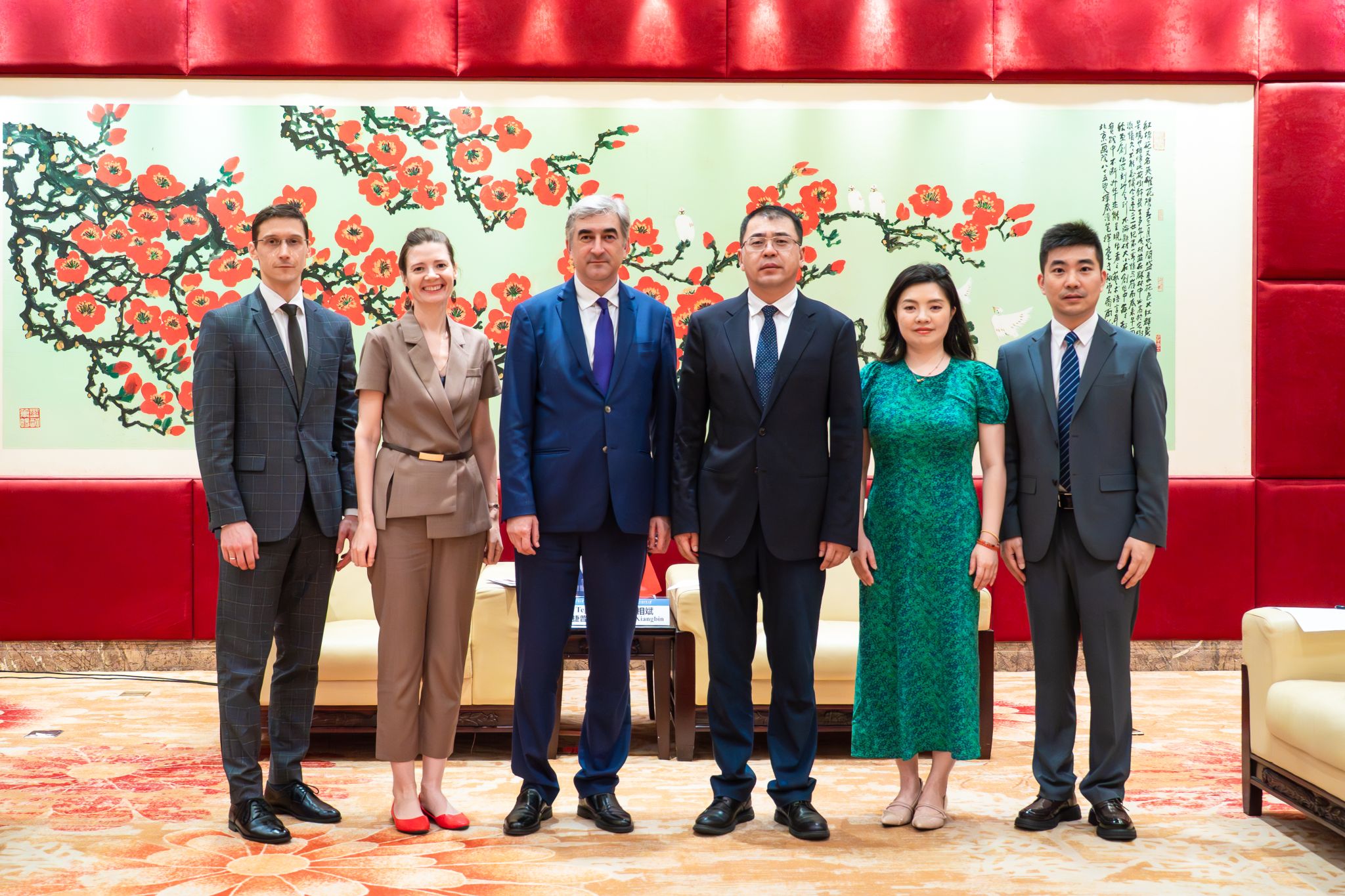 国际交流合影.jpg