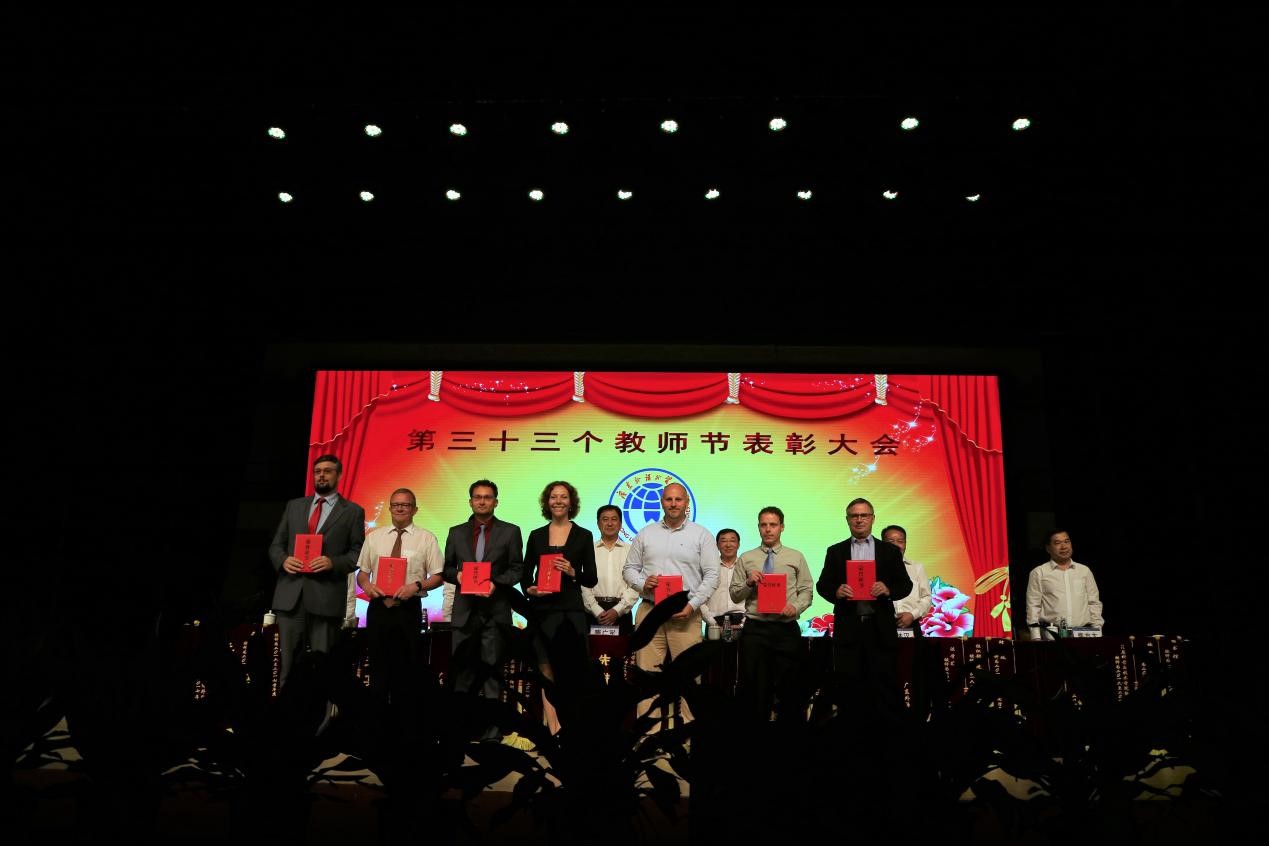 校领导为优秀境外教师颁奖