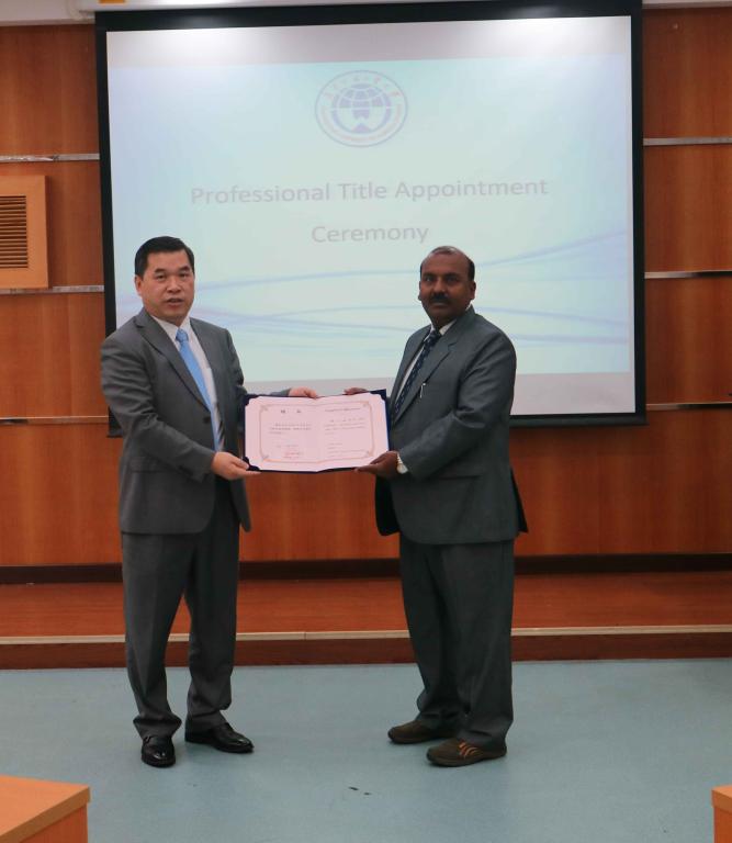 焦方太为助理教授Abid Hussain颁发聘书