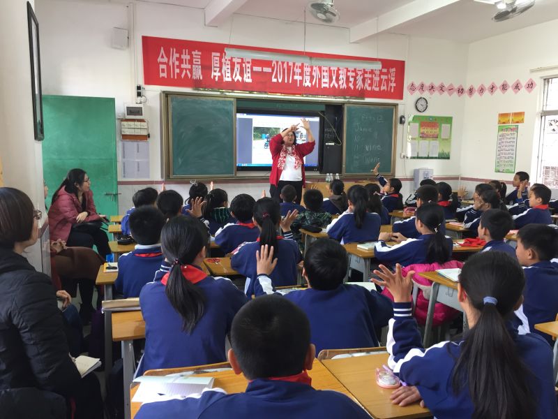 外教Janie向学生讲授学习英语方法