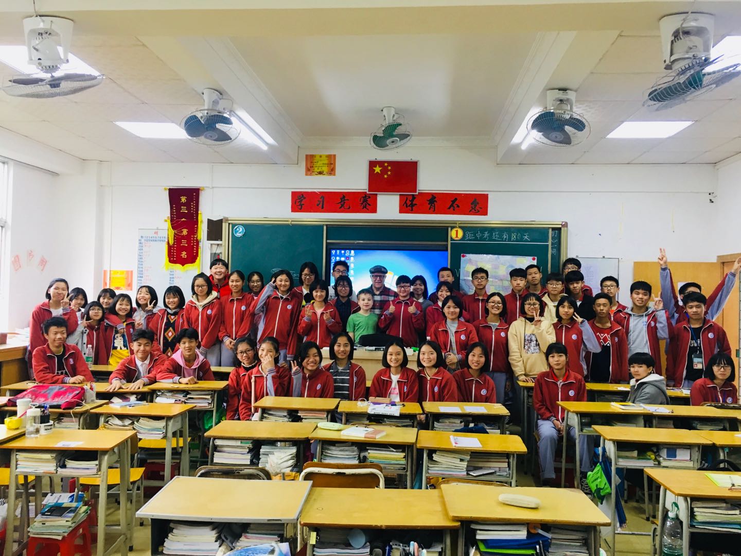 外教Don课后与学生合影